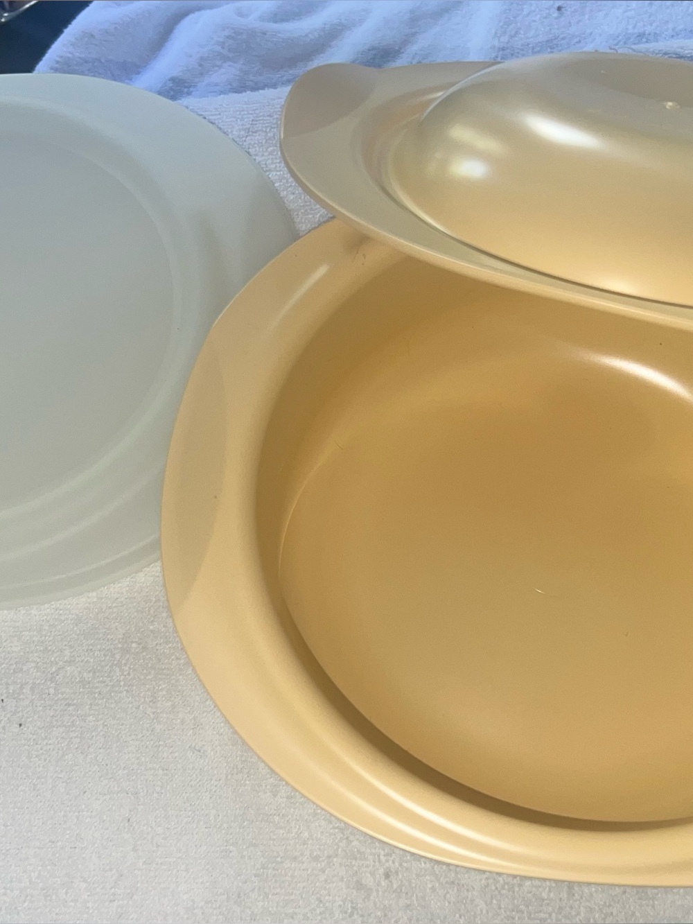 Vintage New Tupperware Ovenworks 2qt ROUND casserole, lid and seal Yellow 2 qt